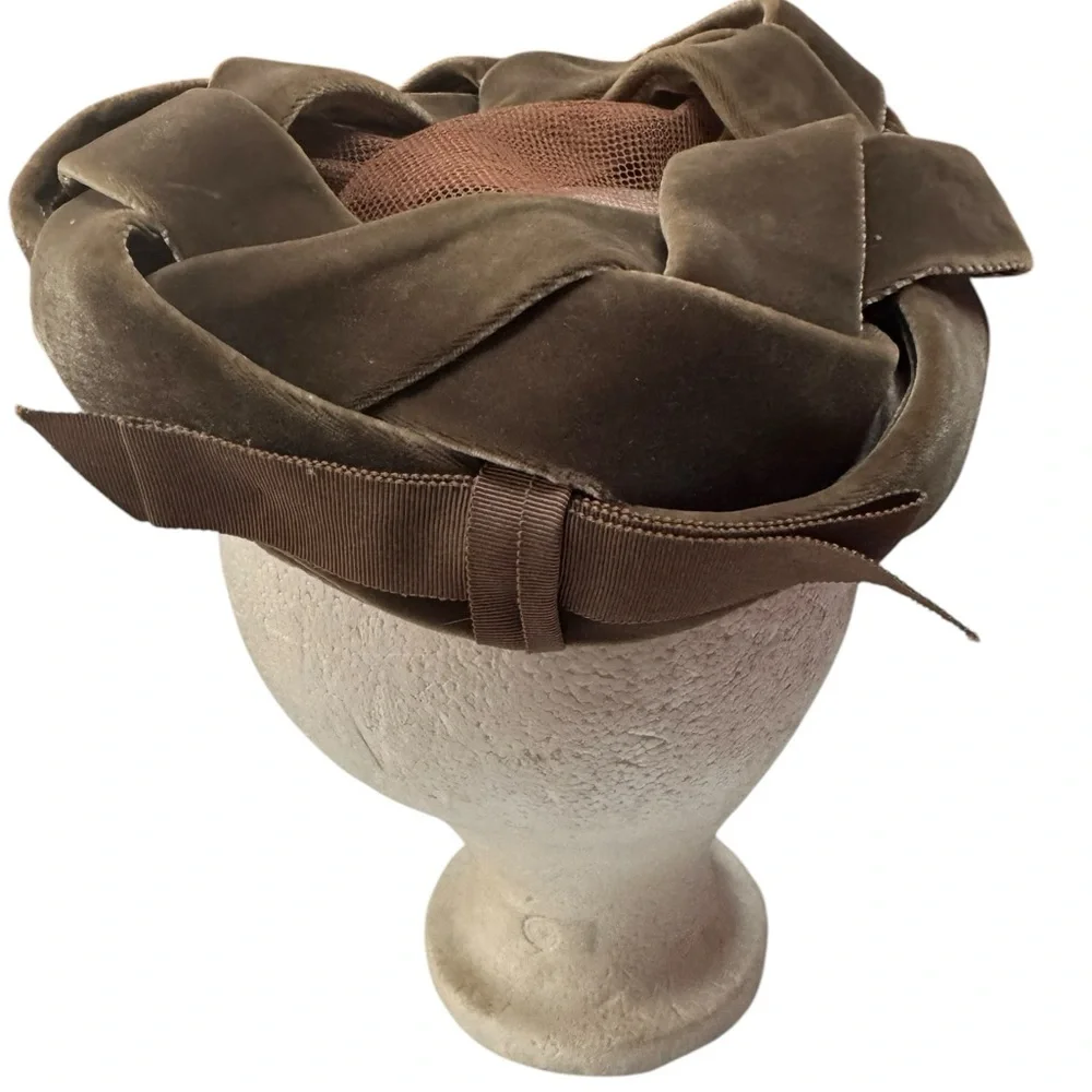 1950s Marshall Field & Company Green Velvet‎ & Brown Ribbon Pillbox Hat - Picture 5 of 6